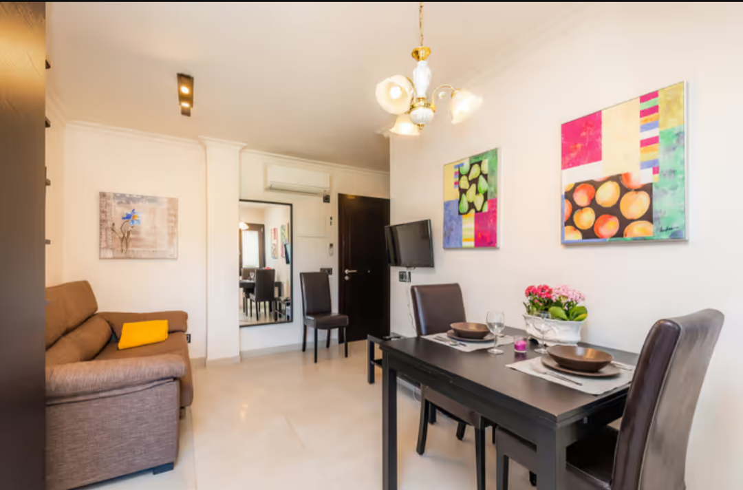 Appartement magnifique, proche plage, avec balcon et Wi-Fi