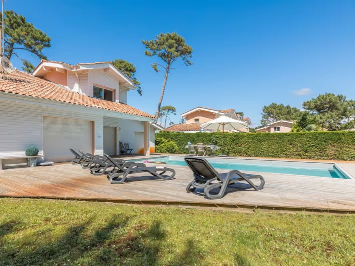 Villa avec piscine privée près de la plage